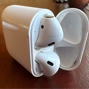 Apple AirPods (2nd generation)
with Model A1602 wired Lightning charging case